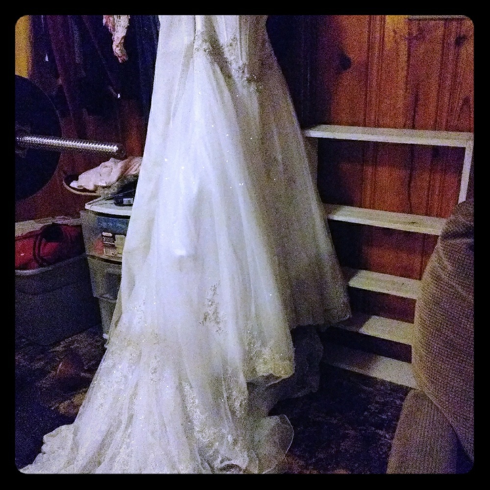 Oleg Cassini wedding dress size 4  must go today!